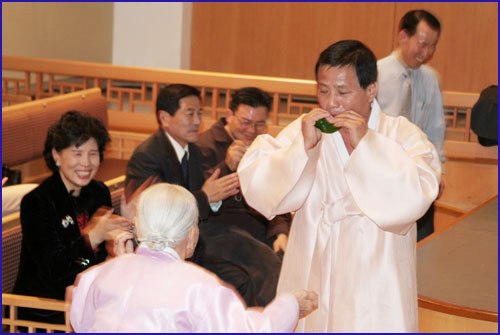 풀피리 명인 오세철씨가 권오순 여사에게 가서 연주를 하자 권여사는 흥에겨워 춤을 추었다. 